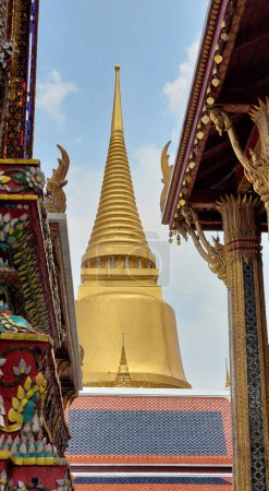El Templo de Buda Esmeralda está construido a partir de un marco de madera que adornado con ricas baldosas cerámicas, pinturas murales, ornamentación de hojas de oro y otro importante simbolismo mitológico y religioso tailandés..