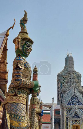 Statue de Yaksha ou géants du Temple du Bouddha Émeraude à Bangkok, Thaïlande.  