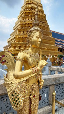 La estatua de la parte superior del cuerpo masculino humano con los brazos emplumados, Wat Phra Kaew, Tailandia.