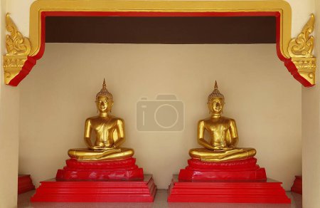 Hermosa estatua de oro de Buda en el Templo de la Dignidad en Tailandia.