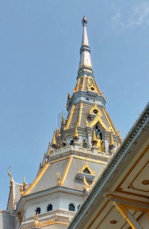 Templo budista conocido por su impresionante arquitectura y significado espiritual, Wat Sothon, Tailandia.