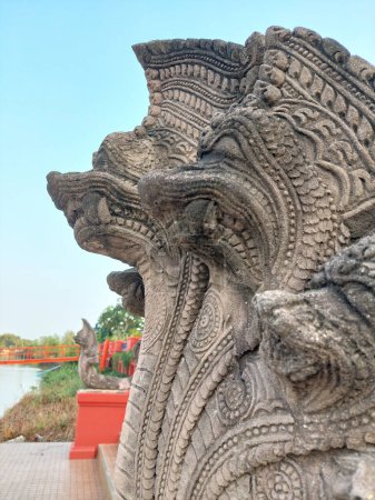 Estatua de piedra Naga se encuentra a lo largo del río Bang Pakong en la provincia de Chachoengsao, Tailandia.