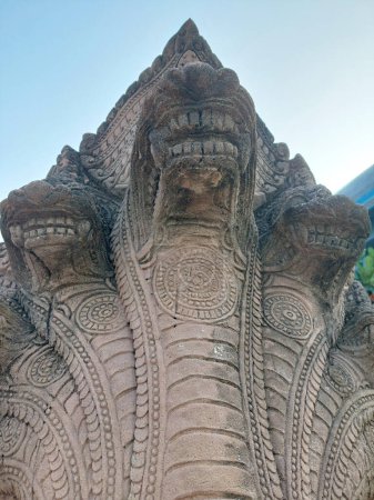 Estatua de piedra Naga se encuentra a lo largo del río Bang Pakong en la provincia de Chachoengsao, Tailandia.