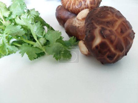 Téléchargez les photos : Préparation de champignons Shitake frais pour la cuisine à la maison. - en image libre de droit