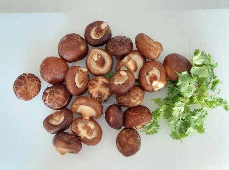 Téléchargez les photos : Préparation de champignons Shitake frais pour la cuisine à la maison. - en image libre de droit