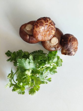 Frische Shitake-Pilze für die Hausmannskost zubereiten.