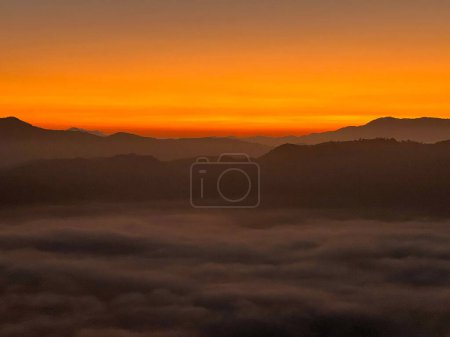 Enchanteur lever de soleil et mer de brume Atop Gunung Silipat à Aiyoeweng, Betong, Thaïlande.
