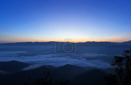Enchanteur lever de soleil et mer de brume Atop Gunung Silipat à Aiyoeweng, Betong, Thaïlande.