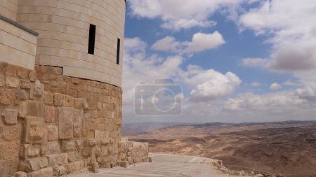 Foto de El Edificio Moderno de la Iglesia Memorial de Moisés en el Monte Nebo en Jordania. - Imagen libre de derechos