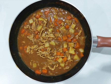 Curry de cerdo japonés casero con zanahorias, cebollas y papas. 