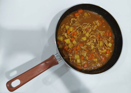 Curry de cerdo japonés casero con zanahorias, cebollas y papas. 