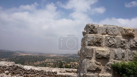 Téléchargez les photos : Depuis son emplacement au sommet de la colline, le château d'Ajloun offre une vue imprenable sur la vallée du Jourdain. - en image libre de droit