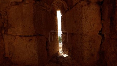 Téléchargez les photos : Fentes fléchées larges à l'intérieur et étroites à l'extérieur, Château d'Ajloun, Jordanie. - en image libre de droit