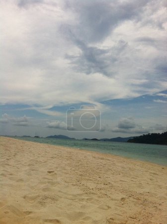 Superbes plages de sable blanc et eaux turquoises cristallines avec toile de fond de montagne sur l'île de Lipe, Thaïlande.