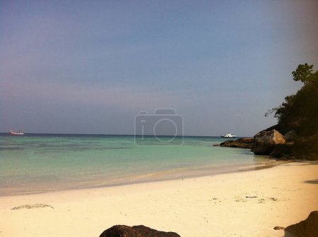Superbes plages de sable blanc et eaux turquoises cristallines sur l'île de Lipe, Thaïlande.