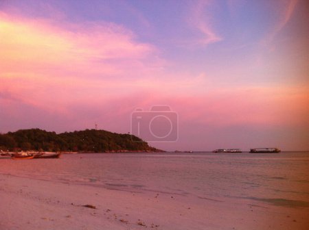Farbenfrohes Sonnenuntergangsspektakel auf Lipe Island, Thailand.