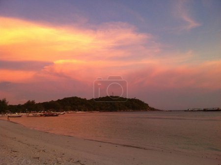 Farbenfrohes Sonnenuntergangsspektakel auf Lipe Island, Thailand.
