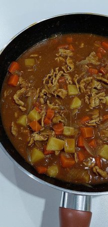 Curry de porc japonais fait maison dans une casserole.