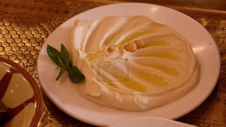 Foto de Un surtido de pequeños platos servidos como aperitivos o una comida ligera, Mezze comedor en Jordania. - Imagen libre de derechos