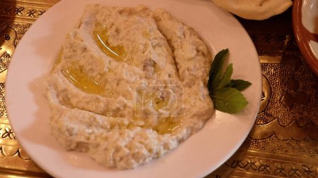 Foto de Un surtido de pequeños platos servidos como aperitivos o una comida ligera, Mezze comedor en Jordania. - Imagen libre de derechos