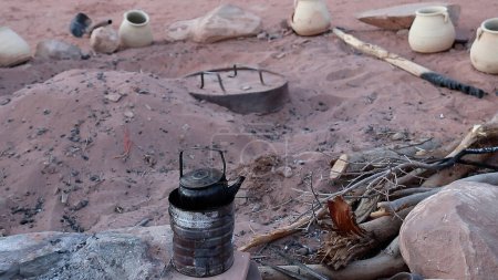 Foto de Horno subterráneo jordano cocina, Zarb, Wadi Rum. - Imagen libre de derechos