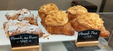 Mandelcroissants und Mandelmus-Croissants in der Bäckerei.