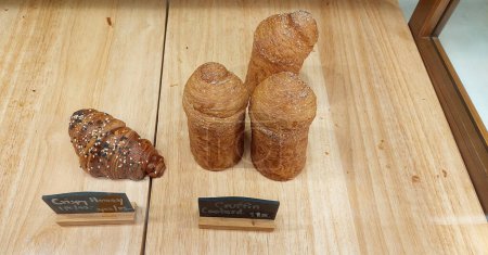 Knusprige Honig-Croissants und Cruffin-Pudding in der Bäckerei. 