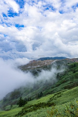 Téléchargez les photos : Vue sur le Mont. Kusatsu-Shirane avec une mer de nuages approchant. - en image libre de droit
