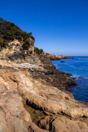 Landschaft seltsam geformter Felsen an der Küste von Tsumekizaki in Izu.