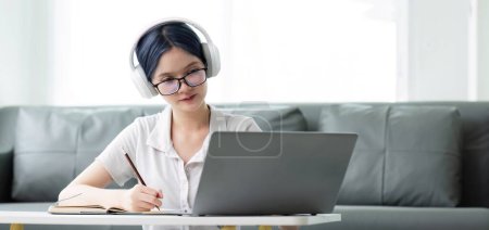 Foto de Asiática chica estudiante en línea aprendizaje clase estudio en línea videollamada zoom profesor, Feliz chica asiática aprender inglés en línea con ordenador portátil.. - Imagen libre de derechos