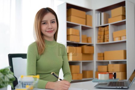 Portrait of Starting small companies KMU Inhaber Unternehmerinnen arbeiten an Quittungsbox und Online-Bestellungen prüfen, um vorzubereiten, die Boxen zu packen, an Kunden zu verkaufen, KMU Geschäftsideen online..