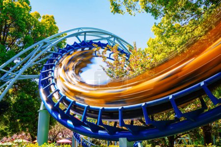 Téléchargez les photos : Roller coaster dans un parc d'attractions - en image libre de droit