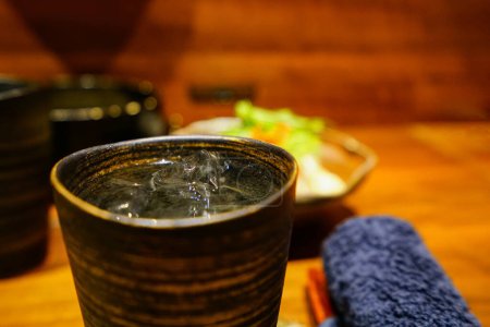 Delicioso sake en la Izakaya japonesa