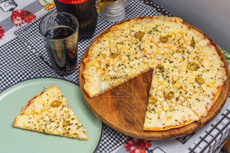 Foto de Delicioso de corazón de pizza vegetariana de palma con queso mozzarella en el tablero de mateira, con rebanada faltante, horneado, pizza en casa. - Imagen libre de derechos