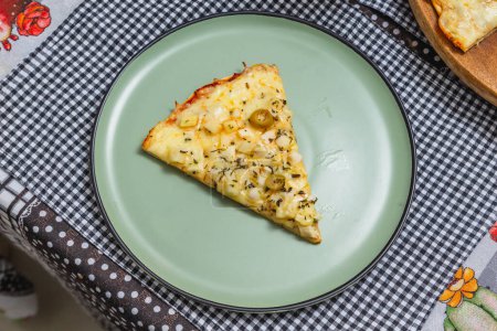 Téléchargez les photos : Délicieux de coeur de pizza végétarienne de palme avec du fromage mozzarella sur le plateau de matère, avec tranche manquante, cuit au four, pizza à la maison. - en image libre de droit