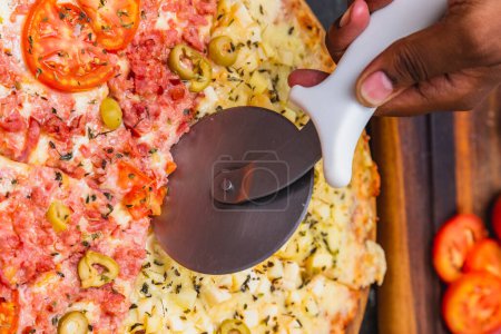 Téléchargez les photos : Pizza mixte au jambon et au fromage, avec cœur de pizza de palme coupé, pizza cuite au four, pizza maison. - en image libre de droit