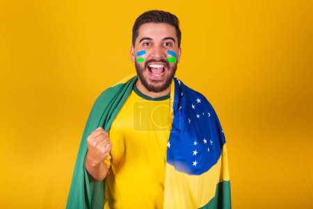 Foto de Hombre brasileño, latinoamericano, animando por Brasil, en la copa del mundo 2022, fan, morena, celebrando, vibrando, feliz objetivo de gritar, guapo. - Imagen libre de derechos