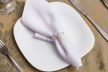 Foto de Mesa lista, servilleta, platos y cubiertos, organización y etiqueta para eventos de boda - Imagen libre de derechos