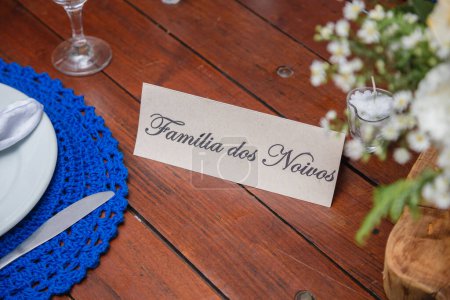 Téléchargez les photos : Cadre de table de mariage avec des fleurs blanches et serviette - en image libre de droit