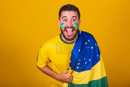 Foto de Hombre brasileño, latinoamericano, vitoreando por Brasil, Copa del Mundo 2022, patriota, nacionalista, meta gritando, vibrando de emoción, expresión de felicidad y asombro, fiesta - Imagen libre de derechos