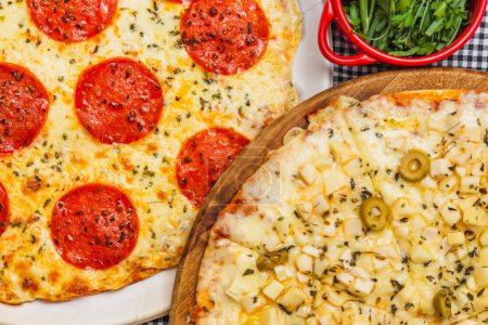 Foto de Delicioso corazón de pizza vegetariana de palma con queso mozzarella y pizza de pepperoni, horneado, pizza en casa. - Imagen libre de derechos