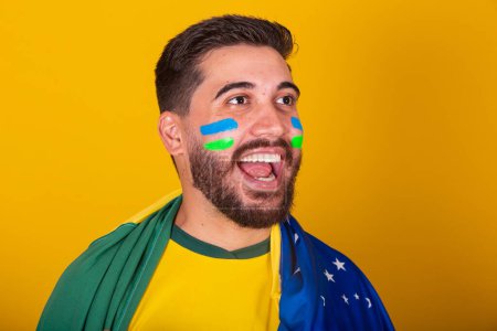 Téléchargez les photos : Brésilien, Latino-américain, acclamant le brésilien, Coupe du monde 2022, patriote, nationaliste, objectif criant, vibrant d'émotion, expression de bonheur et d'étonnement, faire la fête - en image libre de droit