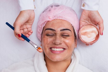 Téléchargez les photos : Application de crème de masque facial chez un patient atteint de mélasma pour le traitement. Soin de la peau, peau hydratée, nettoyage de la peau. Melasma - en image libre de droit