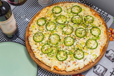 Foto de Deliciosa pizza vegetariana de pepino, pizza casera, pizza brasileña. Primer plano de la pizza. - Imagen libre de derechos