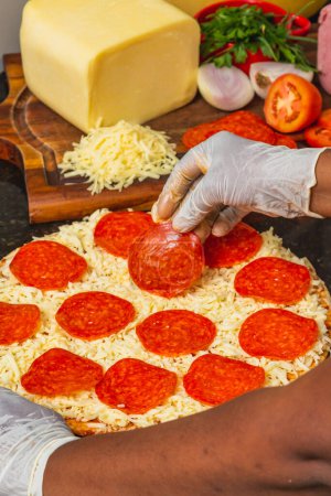 Foto de Pepperoni preparación de pizza con queso mozzarella, pizza brasileña, preparación, ingredientes en tablero de madera - Imagen libre de derechos