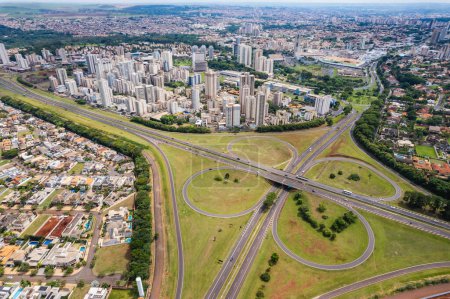 Foto de RIBEIRO PRETO, SO PAULO, BRASIL - 27 de marzo de 2022: Imagen aérea de la autopista Antonio Duarte Nogueira - Imagen libre de derechos