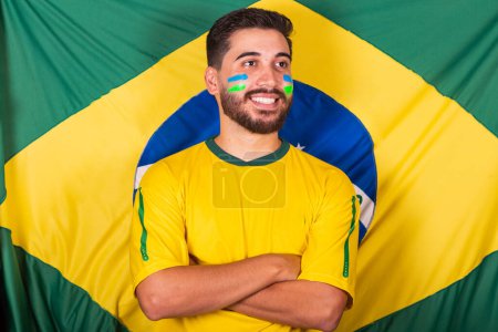 Foto de Caucásico, brasileño, latinoamericano animando por Brasil, Copa del Mundo 2022, Vibrando y animando con fondo de bandera de Brasil. - Imagen libre de derechos