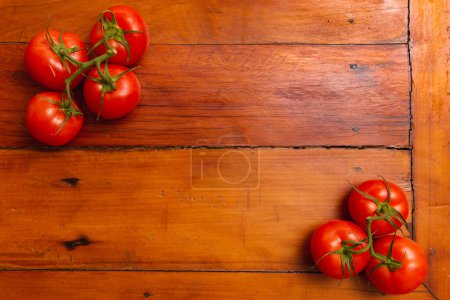 Foto de Montón de tomates sobre mesa de madera, con espacio negativo en el centro - Imagen libre de derechos