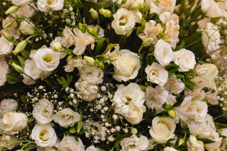 Téléchargez les photos : Arrangement de fleurs pour les mariages sur fond. - en image libre de droit