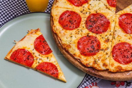 Téléchargez les photos : Délicieuse tranche de pizza avec pizza pepperoni, pizza cuite au four, pizza maison. avec jus d'orange - en image libre de droit